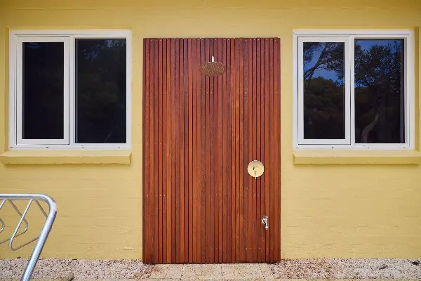 Outdoor shower of one of the newly refurbished Longreach Bay units.