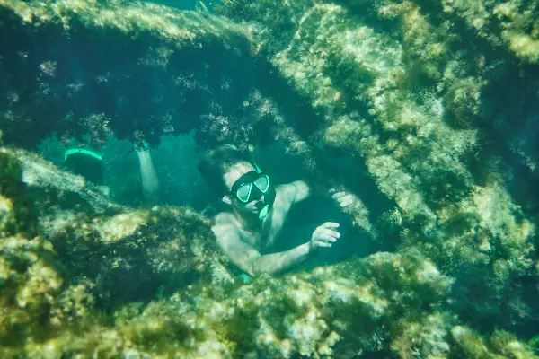Snorkelling at Shark wreck by Wadjemup / Rottnest Island